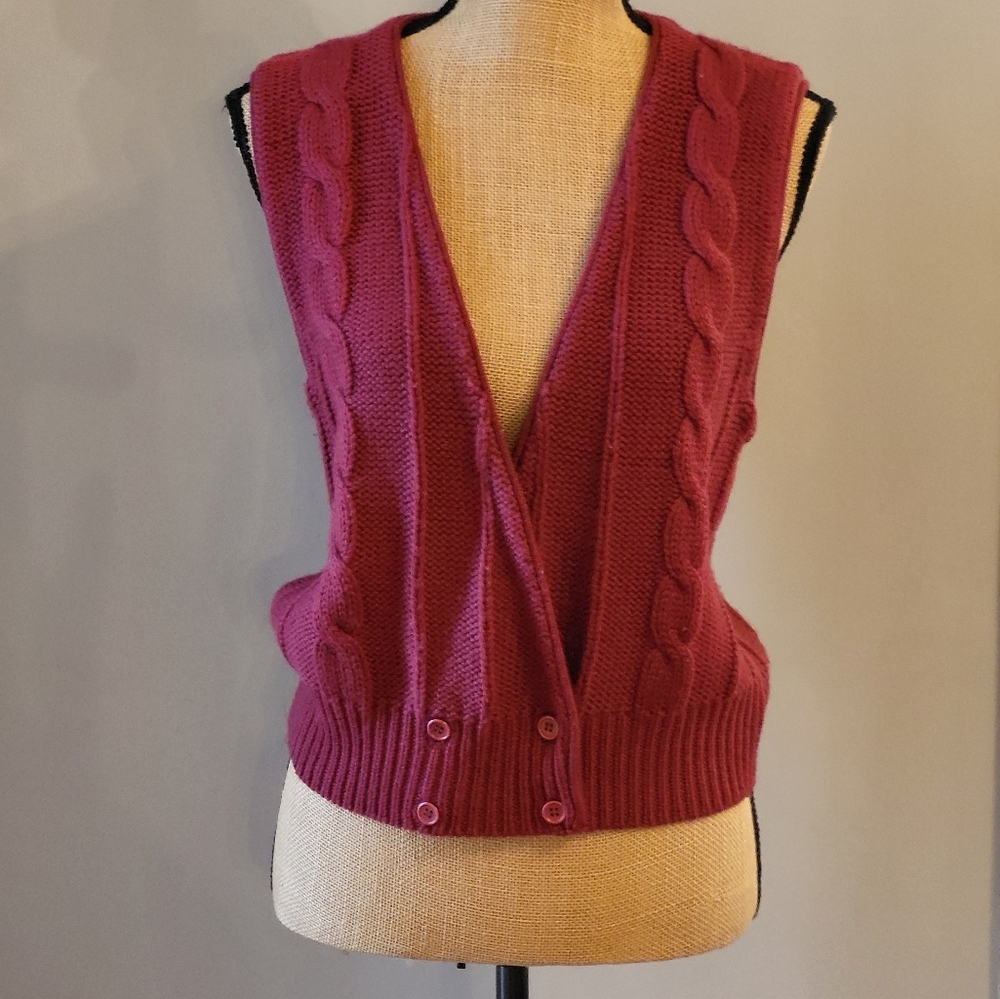 The Villager vtg 80s Wool cable knit medium sweater vest in maroon